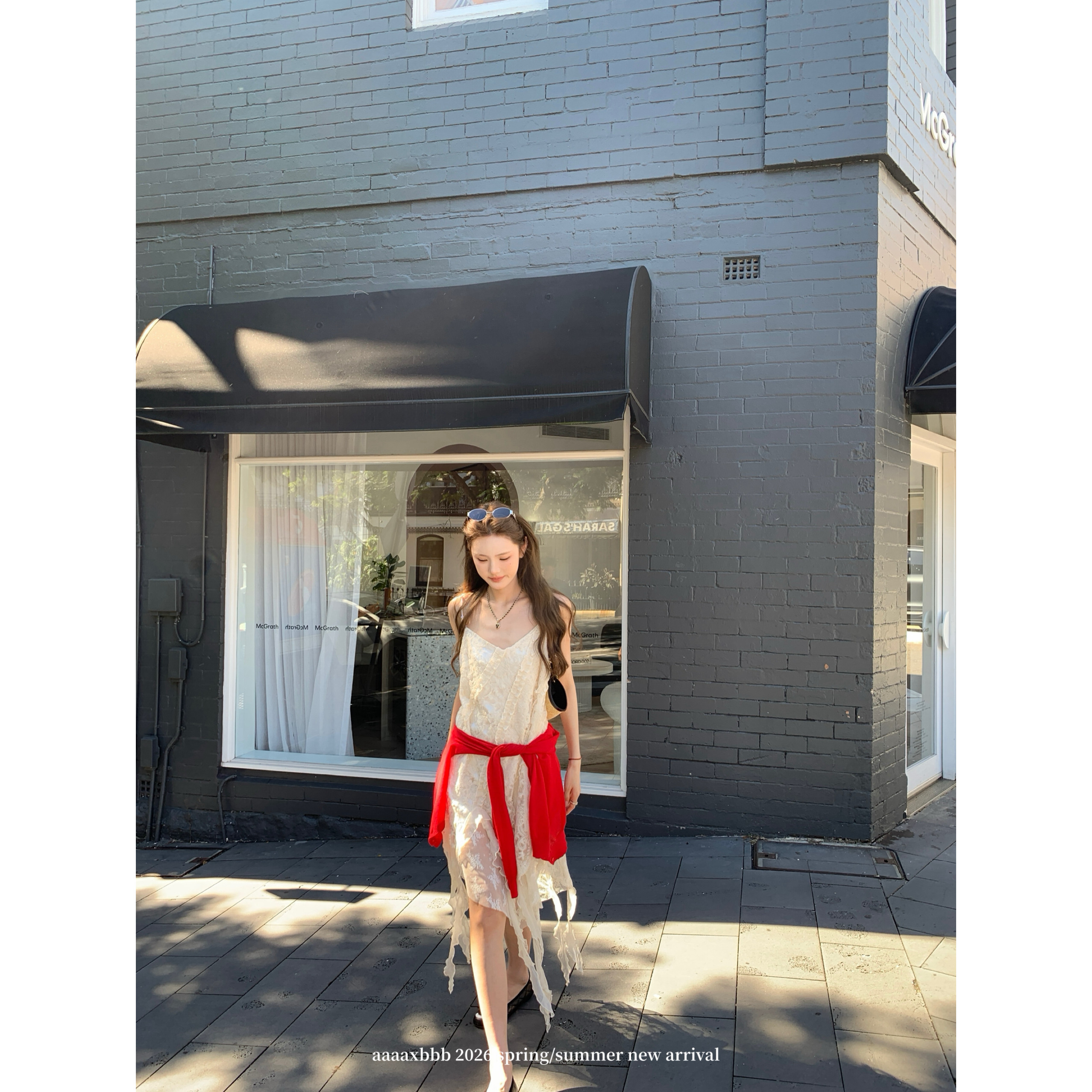 aaaaxbbb 月见白山茶 重工设计感连衣裙白色不规则显瘦蕾丝吊带裙