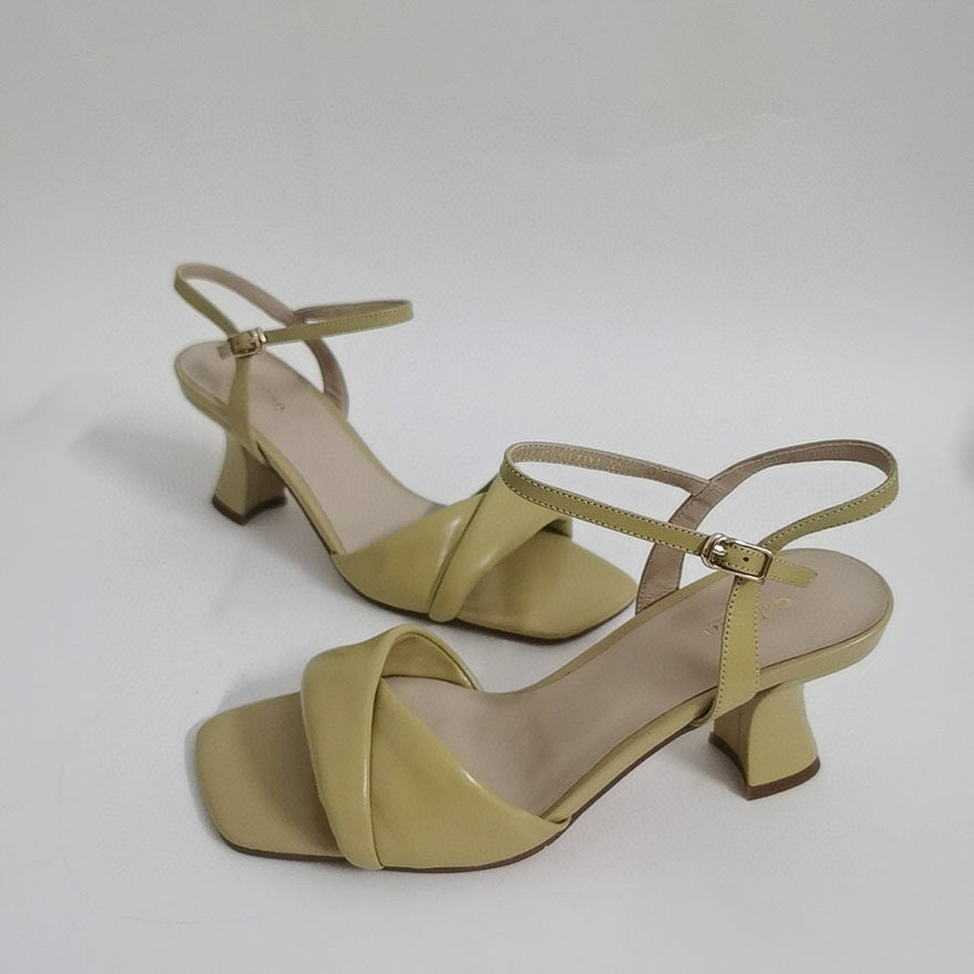 外贸原单夏季简约新款牛皮粗跟一字扣带露趾凉鞋糖果色纯色日常女