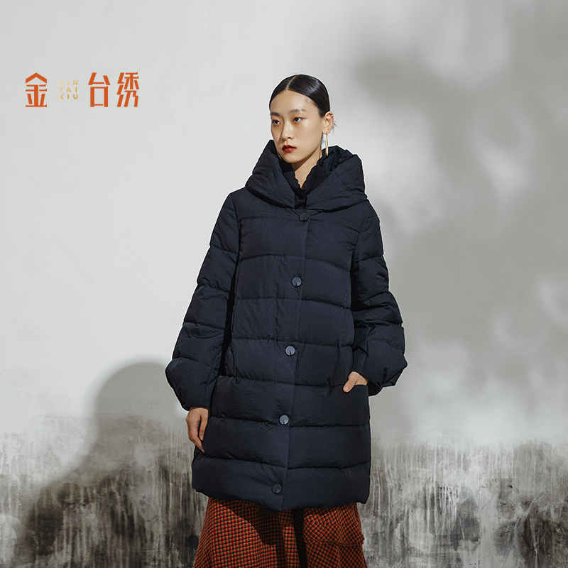 金台绣通勤风鸭绒长款连帽羽绒服