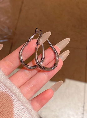 枪黑色旋转水滴素圈耳环女小众设计感甜酷辣妹耳圈独特个性耳饰品