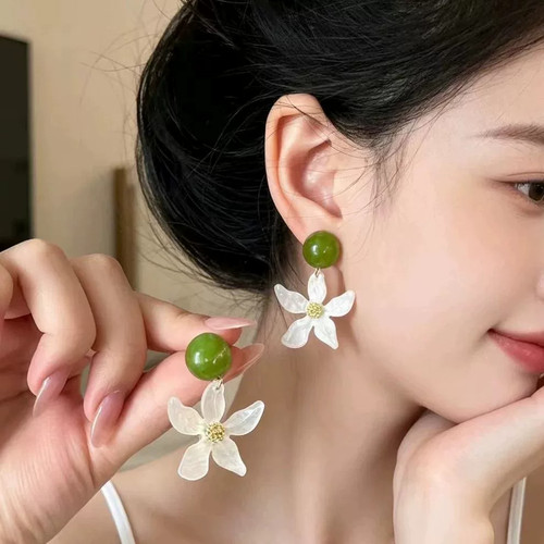2026新款韩系显白夏日绿色花朵耳钉女小众设计感森系百搭夏天耳环