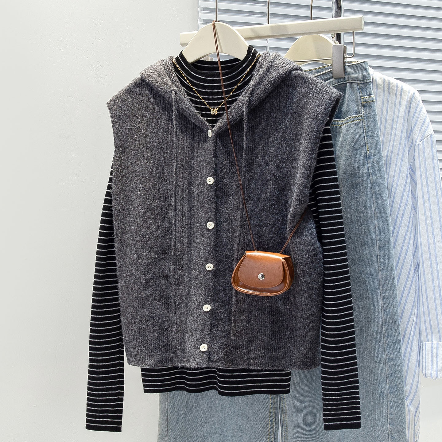 2025新款棉茧 纯色简约马甲女韩系潮范叠穿秋冬新款连帽V领系扣