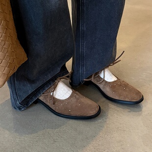 2026春季新款极简风系带粗跟铆钉圆头浅口绒面通勤女真皮单鞋