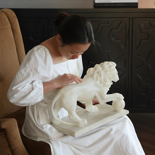 形上“从容之狮”财源滚滚摆件