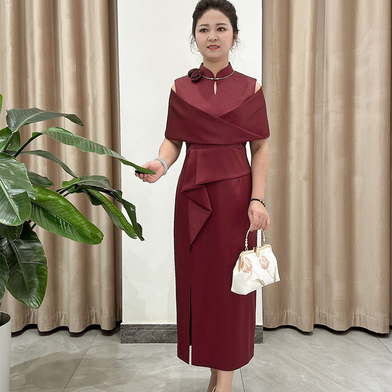 专柜2025秋冬年轻妈妈喜婆婆高端礼服旗袍结婚宴会露肩连衣裙洋气