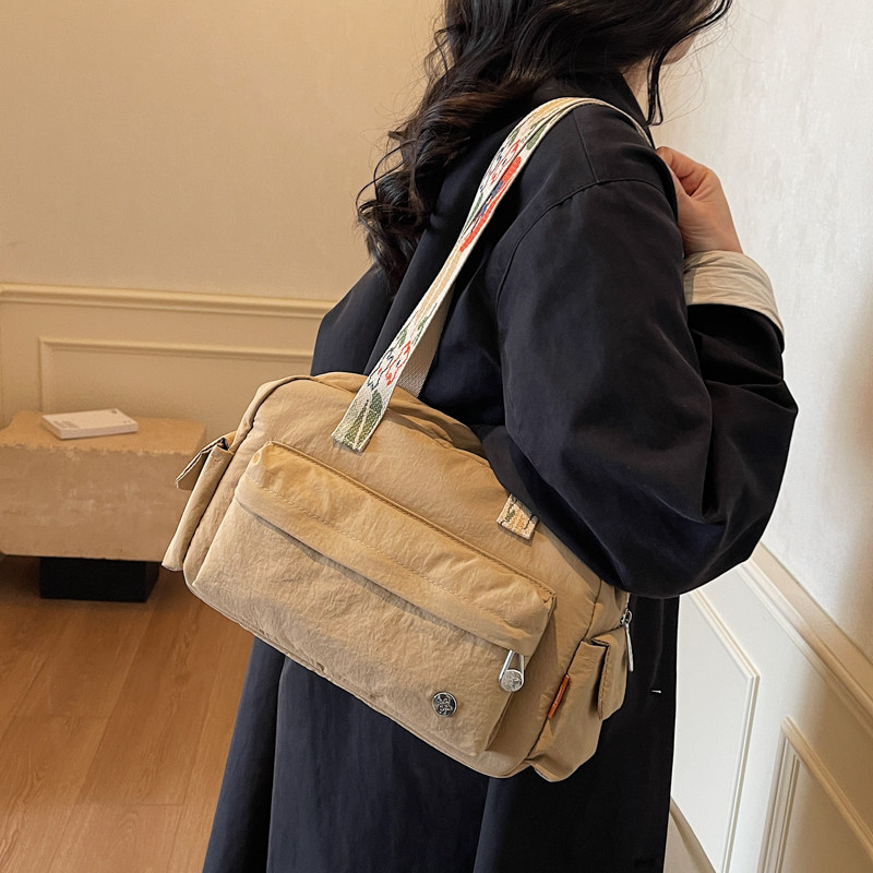 日系休闲帆布托特包女大容量多口袋单肩通勤包百搭2026新款手提包