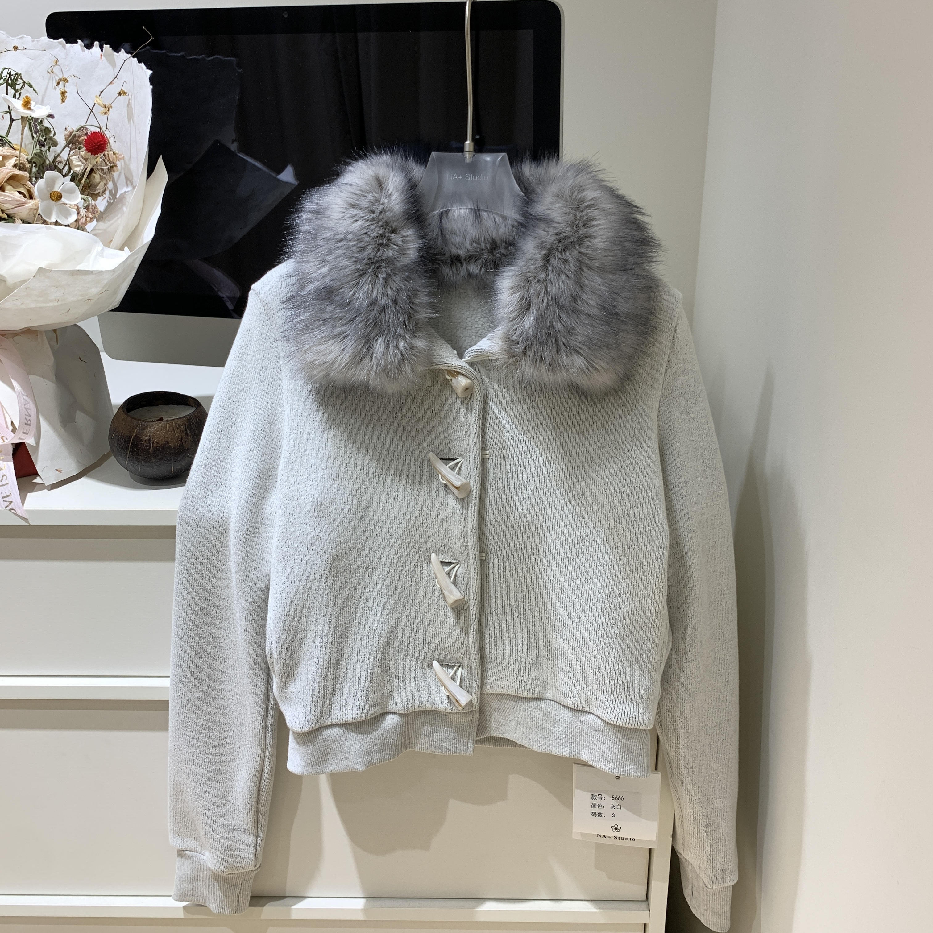 黑色可拆卸毛领外套牛角扣毛毛