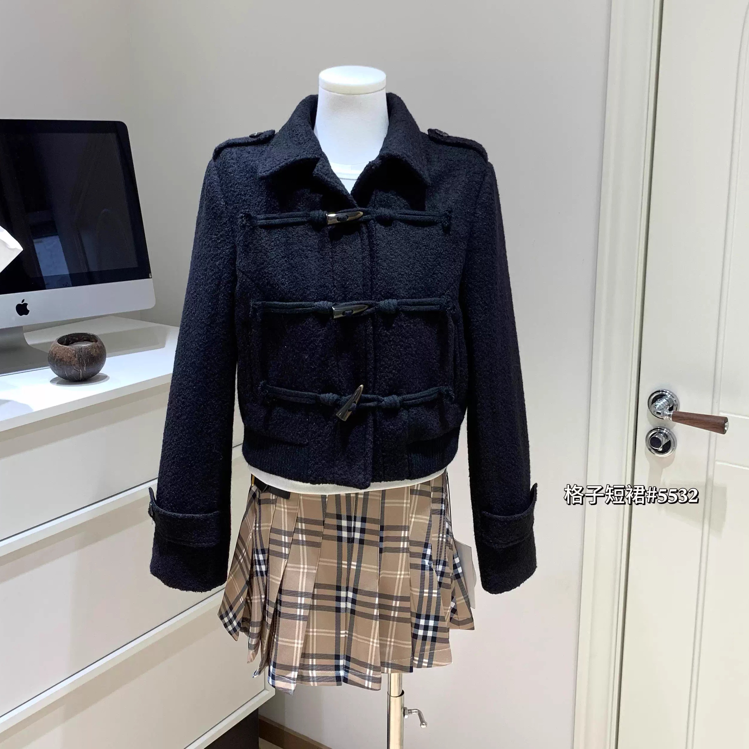 宅女同款黑色短款牛角扣外套