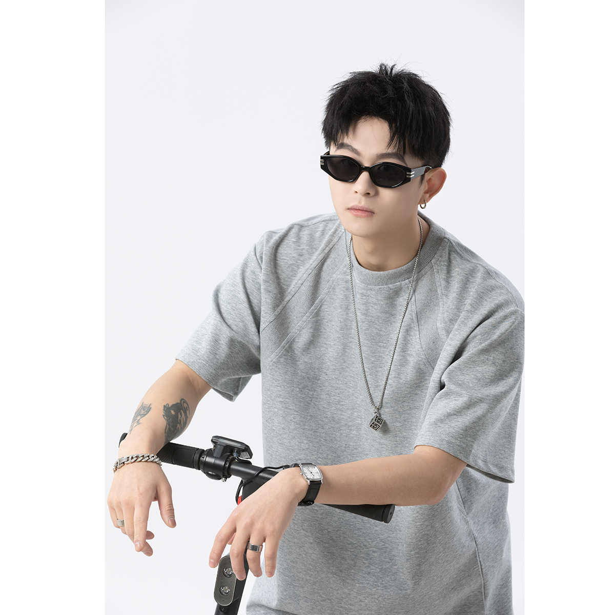 日系灰色立体剪裁短袖t恤男