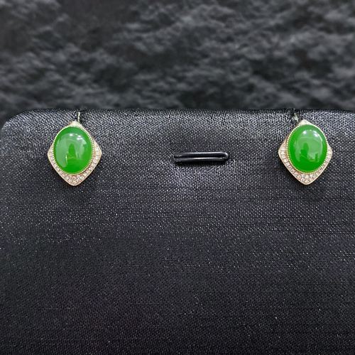 和田碧玉苹果绿蛋面耳钉18k金镶嵌款式精致时尚