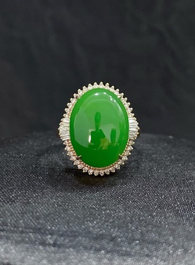 和田碧玉苹果绿蛋面戒指18k白金镶嵌款式精致时尚