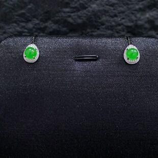 精致时尚 和田碧玉苹果绿蛋面耳钉18k金镶嵌款 式