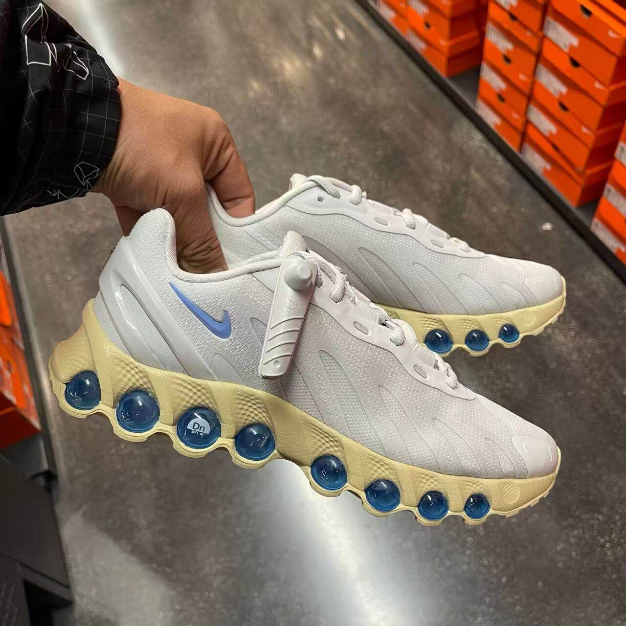 Nike Air Max Dn8柔软舒适防滑耐磨低帮跑步鞋男款白IH4119-002