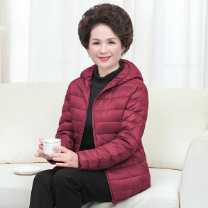 波斯簦2024中老年人轻薄羽绒服女士胖妈妈装加肥特大码保暖宽松短