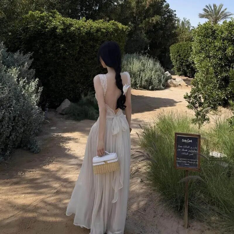 法式白色蕾丝绑带露背吊带连衣裙女夏季度假风气质收腰绝美长裙子