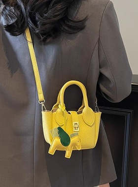 秋冬黄色超火迷你水桶小包包女式2025新款轻奢小众高级感斜挎小包
