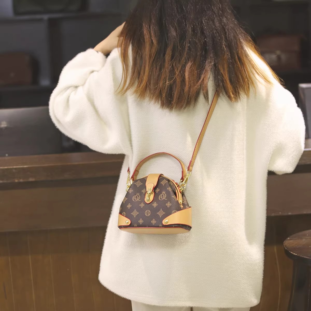 女士包包2025秋冬款今年流行的小众设计爆款高级感女款斜挎贝壳包