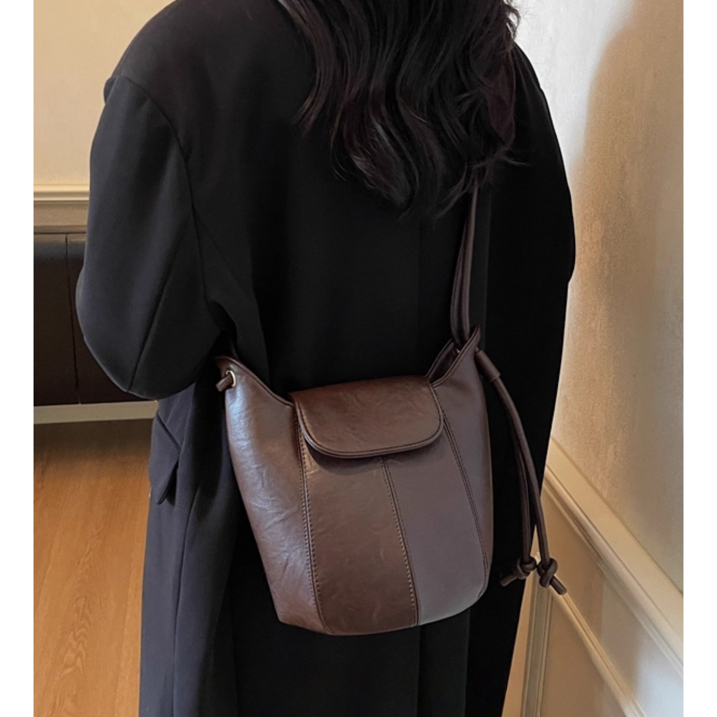 秋冬超火棕色水桶包包女式2025新款高级感轻奢小众通勤斜挎腋下包