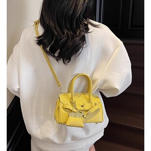 黄色超火精致手提凯莉包包女2026新款轻奢小众设计高级感斜挎小包