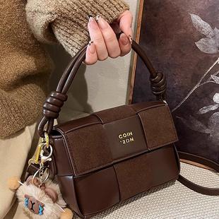 手提咖色小包包女式2025新款超火高级感轻奢小众小个子斜挎编织包