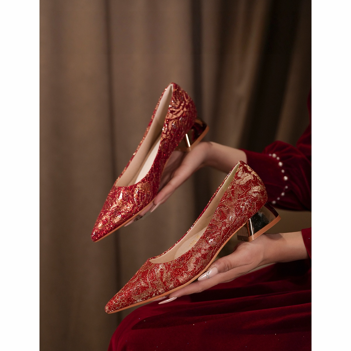 红色婚鞋女中式秀禾婚纱两穿新娘鞋低跟不累脚孕妇绝美尖头敬酒鞋