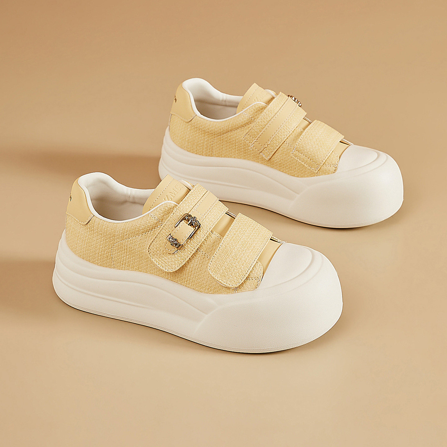 真皮百搭轻便魔术贴板鞋2026春季新款鞋子百搭不累脚小白鞋