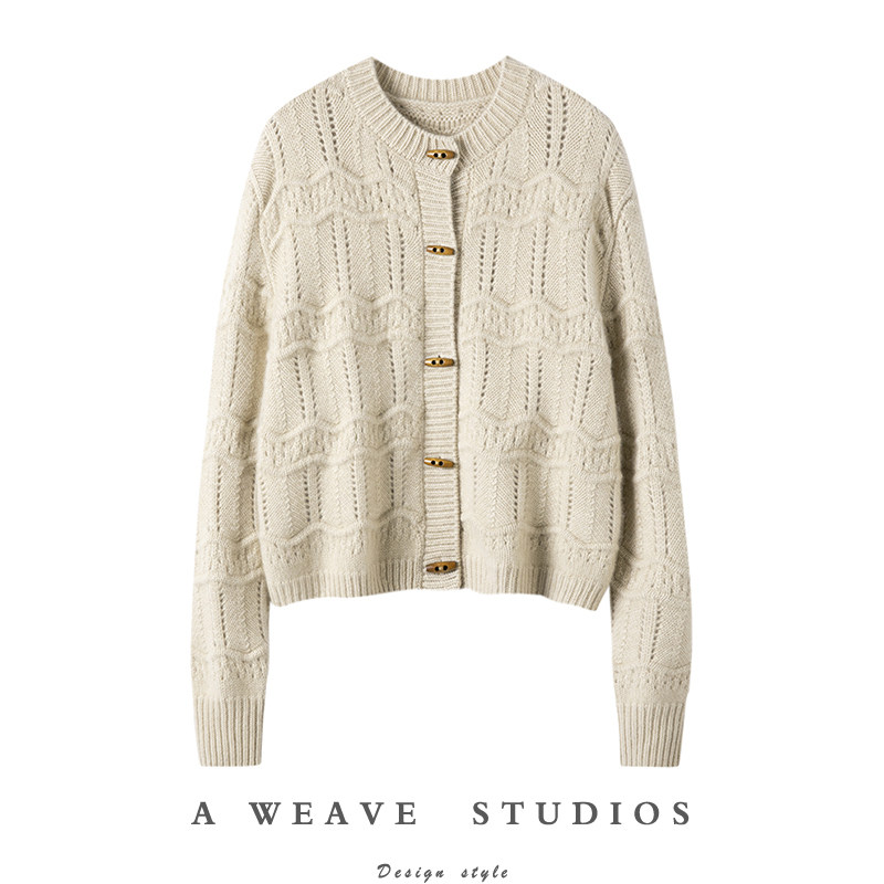 好穿不腻！浅蓝色圆领牛角扣羊绒衫秋冬新款针织开衫长袖保暖毛衣