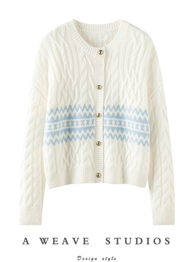 牧绒飞〓绒+〓杏色复古提花金扣圆领绞花羊绒毛衣开衫女2024新款