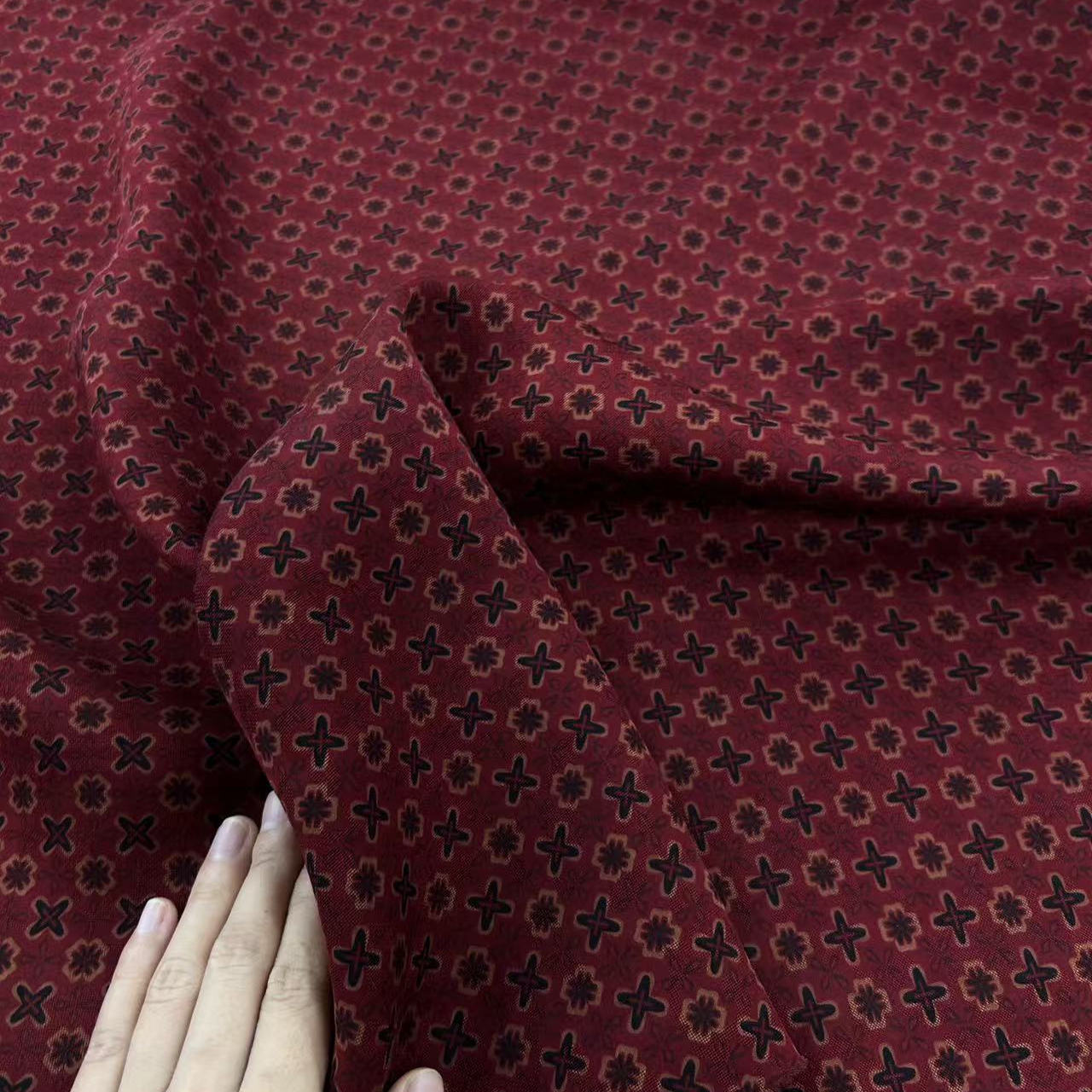 莨纱桑蚕丝红底十字星点纹真丝面料二经交罗香云纱布料透气舒适