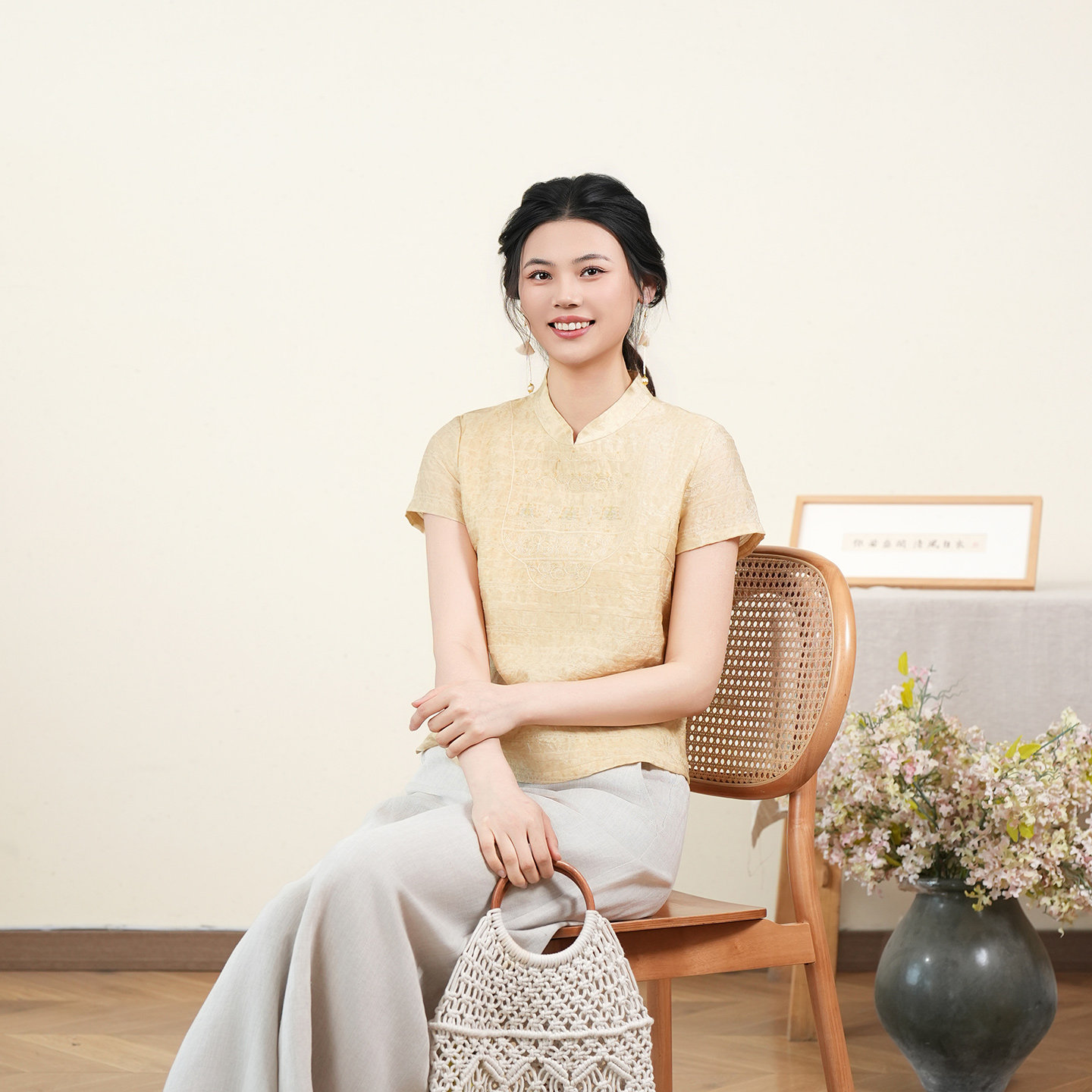布符新中式「杏色褶皱小提花旗袍上衣」2026年夏季文艺复古好搭配
