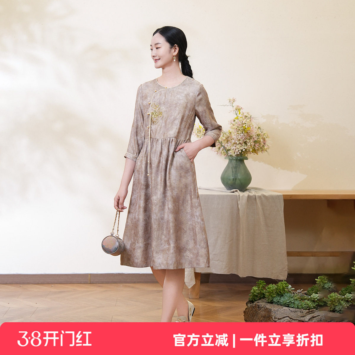 布符2025年春秋新款浅卡鎏金圆领珠绣连衣裙中式斜襟气质时尚女裙