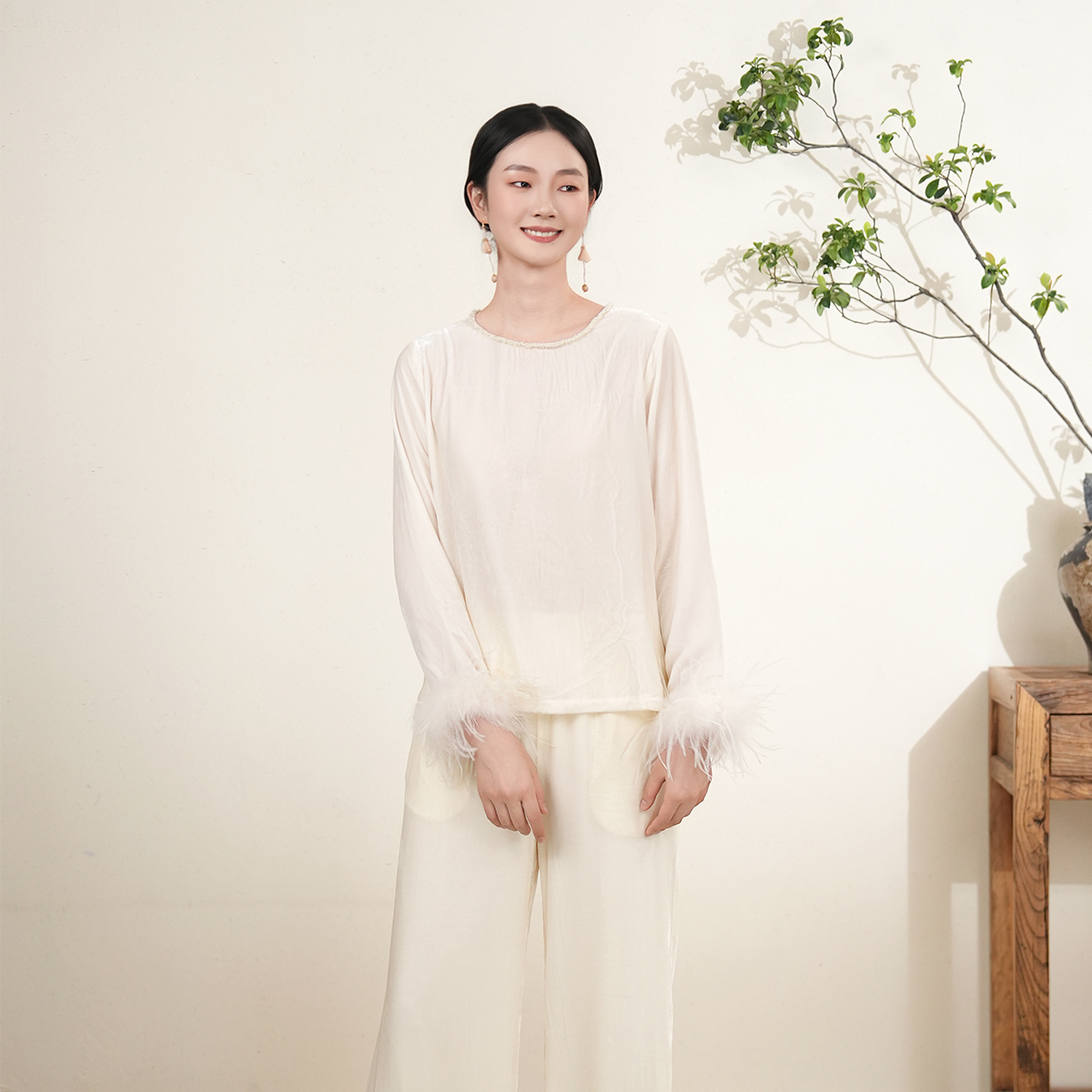 布符2025年秋季新品丝绒圆领上衣可拆卸鸵鸟毛长袖宽松时尚女装