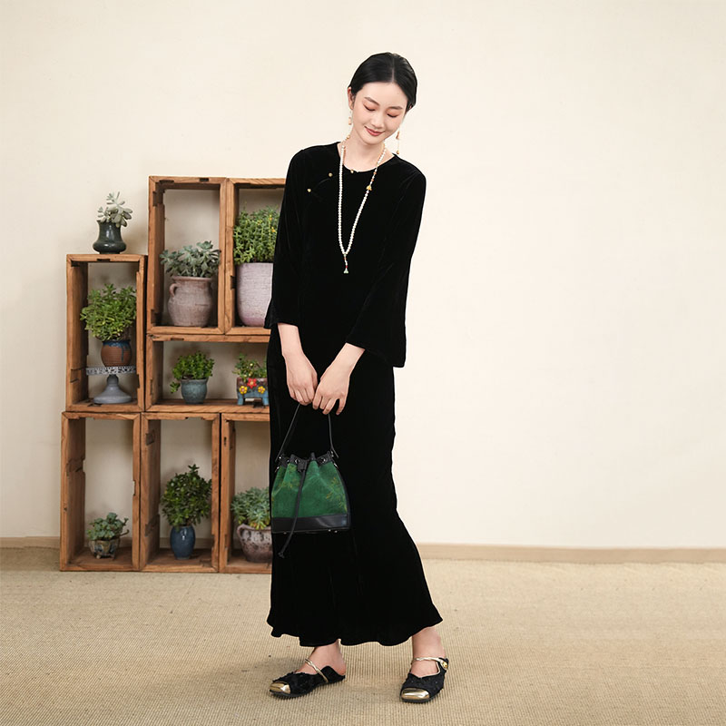 布符新中式 秋季黑丝绒真丝斜裁连衣裙 流行风格女士长裙 MQCLY2