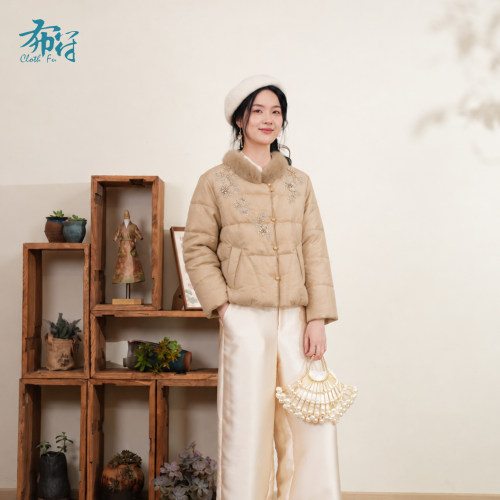 布符新中式「浅香槟花枝珠绣毛领鹅绒服」2026年冬季温柔优雅保暖