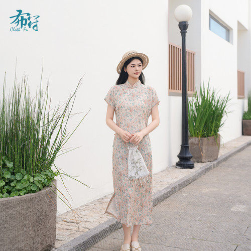 布符新中式「杏色缠枝花卉一片式连袖旗袍」2026年夏季温婉雅致