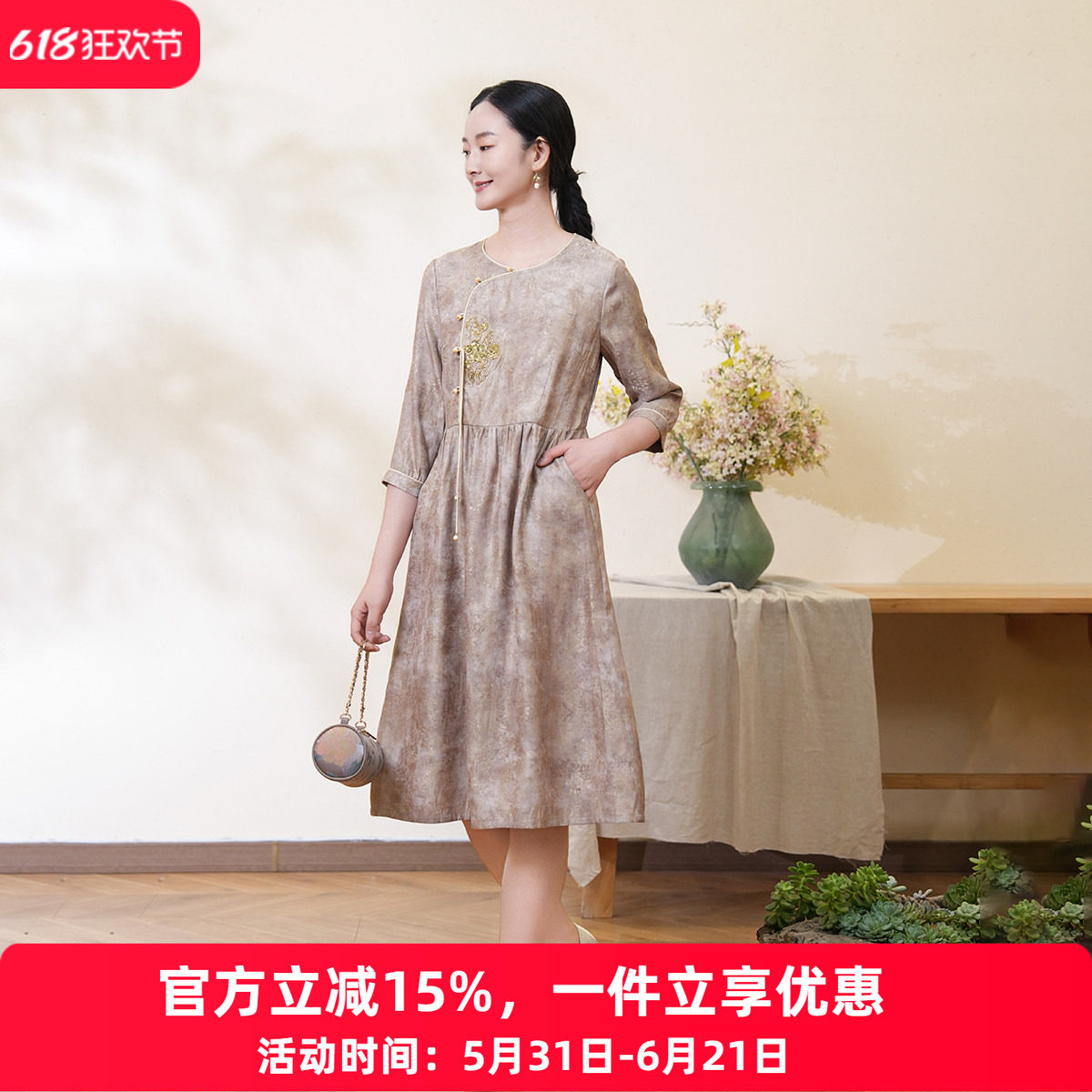 布符春秋新款浅卡鎏金圆领珠绣连衣裙中式斜襟气质时尚女裙
