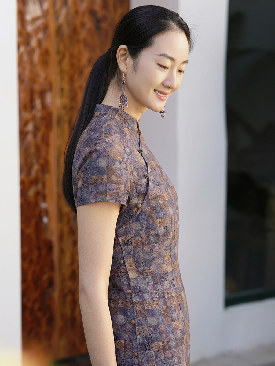 BU FU 2024 여름 새 나무 단추 CHEONGSAM 여성의 중국어 번체 문학 복고풍 밑단 슬릿 긴 스타일