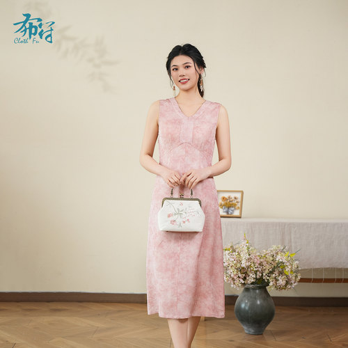 布符新中式V领无袖刺绣连衣裙