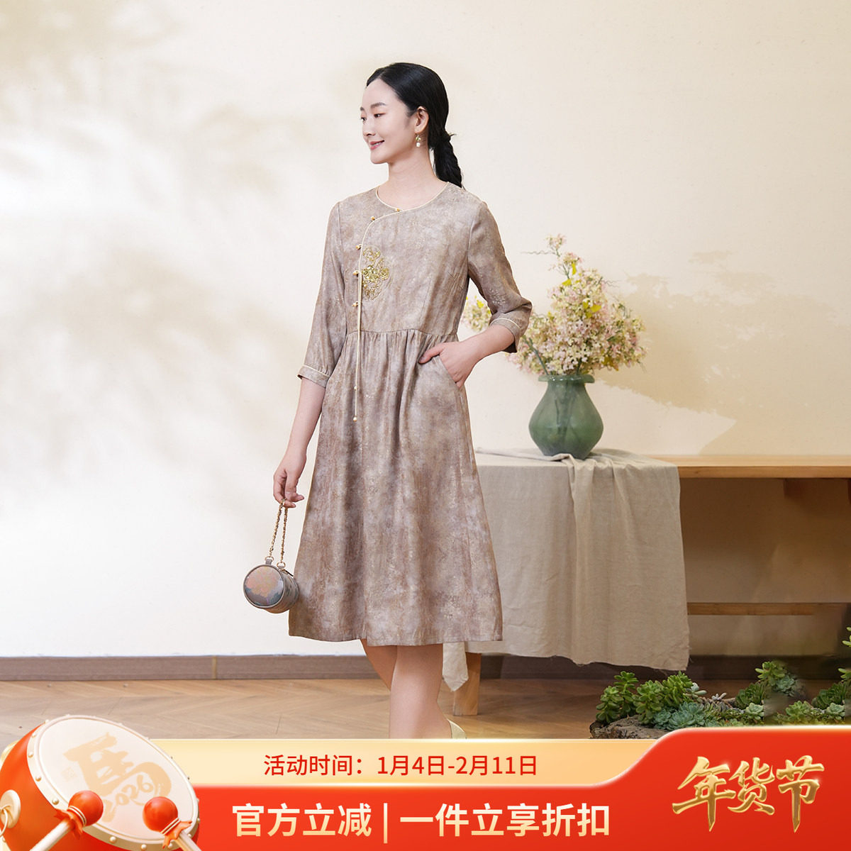 布符2025年春秋新款浅卡鎏金圆领珠绣连衣裙中式斜襟气质时尚女裙