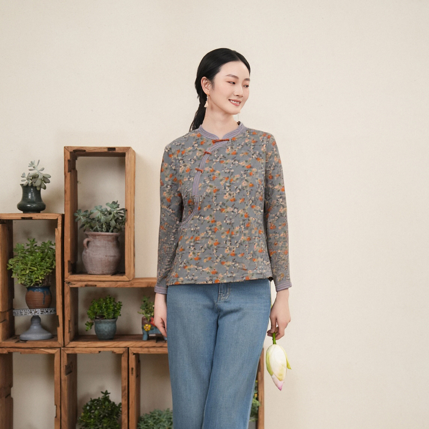 布符新中式「蓝夹丝棉拼色一字扣旗袍上衣」2025年冬偏襟印花上衣