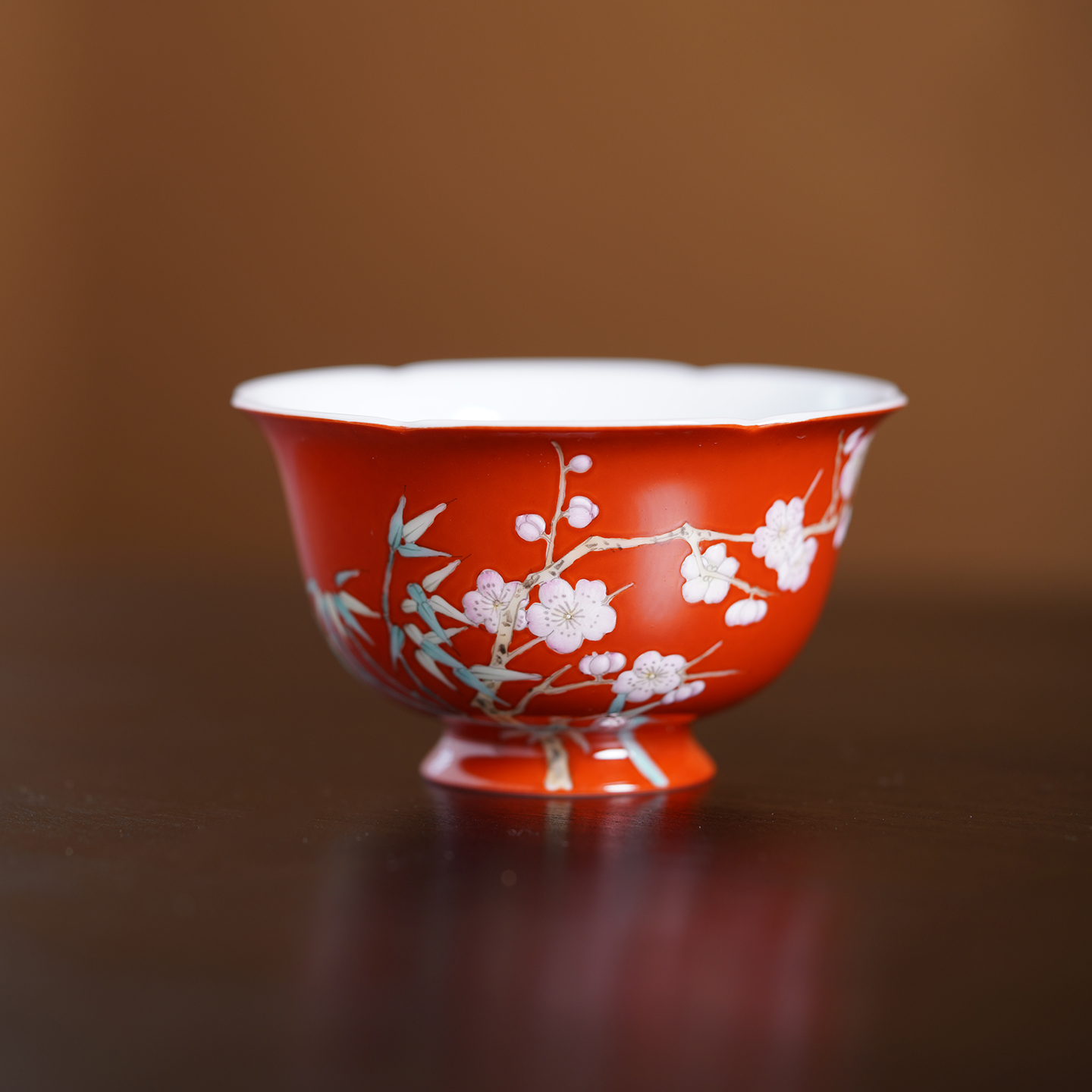 绛红剔花粉彩梅竹双清花口杯