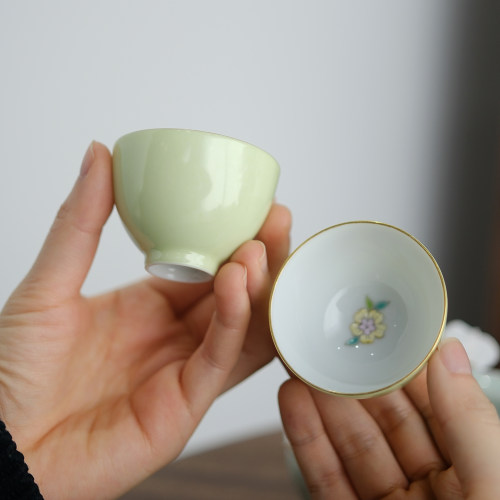 手绘粉彩山茶花小品杯