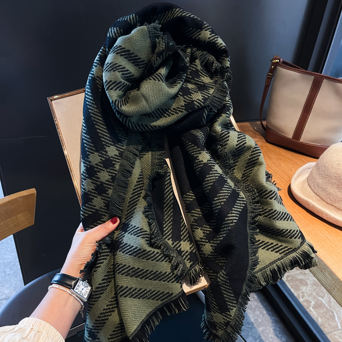 高冷黑绿双面格子围巾2025秋冬款