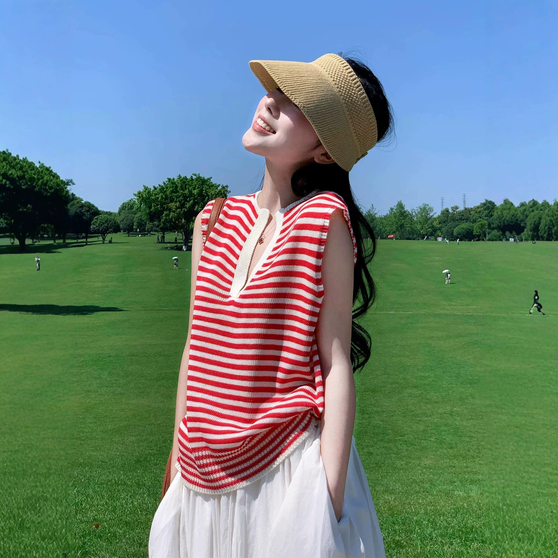 韩系红色条纹V领无袖针织衫女夏季设计感巨好看的坎肩小上衣