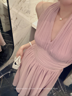甜荔玫瑰 CCZEE 順紆絲仙仙掛脖V領(lǐng)連衣裙女夏小眾私服女神中長裙