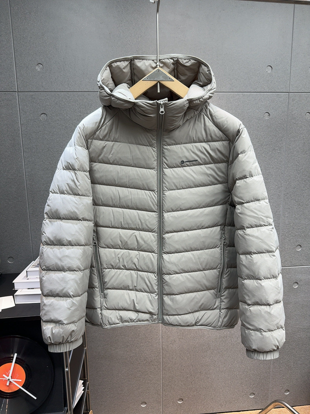 白鸭绒连帽轻薄保暖男士羽绒服