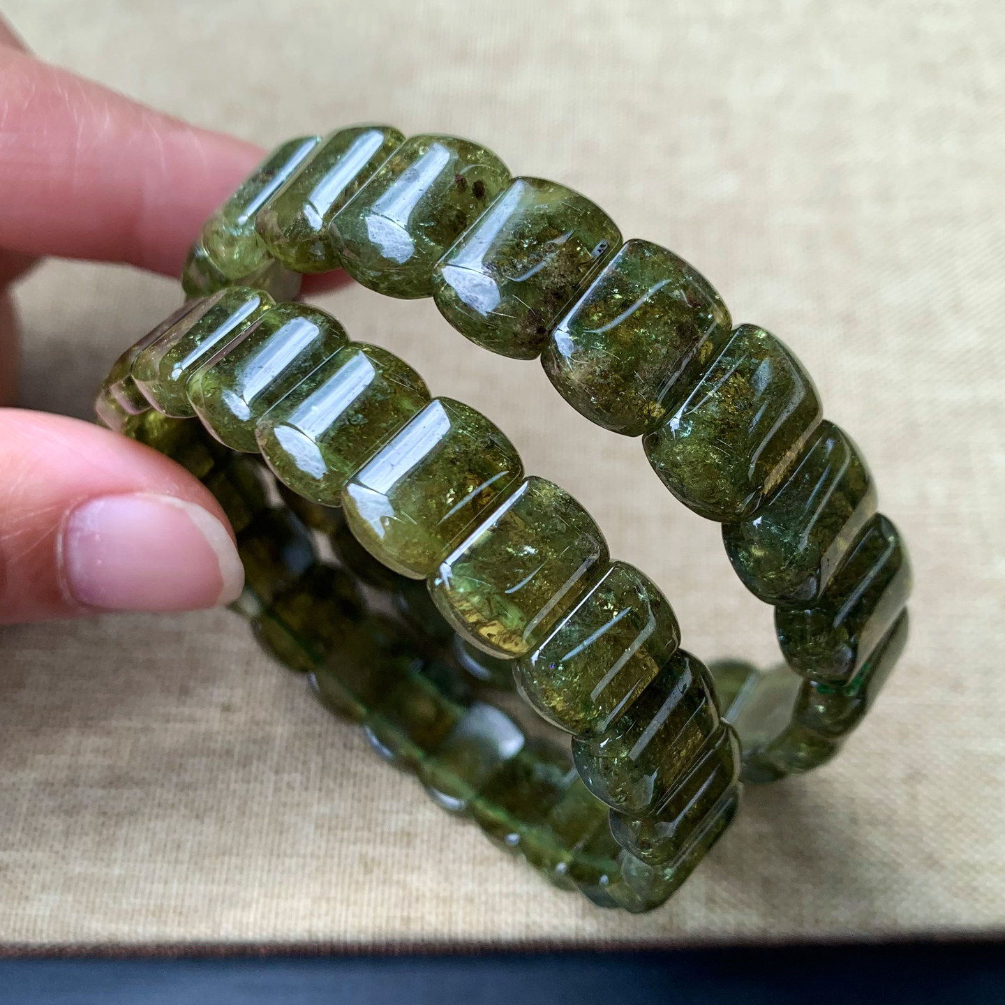 天然沙弗莱石榴石手排翠绿色莎弗