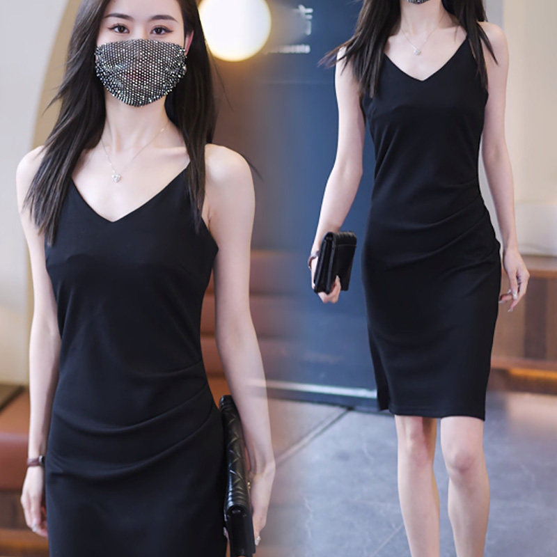 法式显瘦吊带褶皱收腰小黑裙2024韩版春夏打底气质V领连衣裙欧货