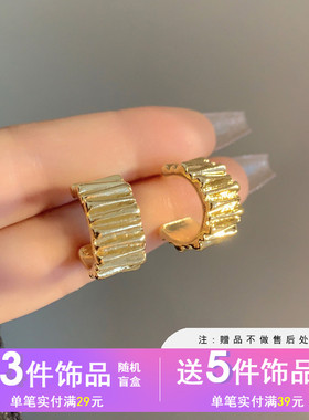 MiBaoS925银针简约时尚不规则褶皱设计耳钉气质金属感C字耳饰7125