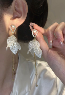 超仙亚克力白色花瓣耳环长款流苏珍珠耳钉2023年新款爆款气质耳饰